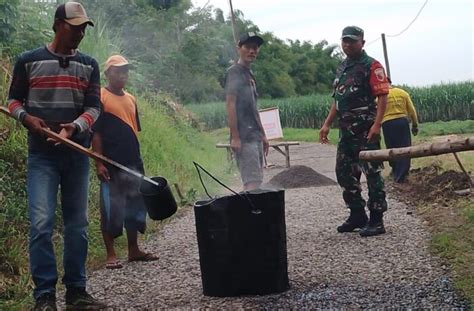 Bersama Warga Babinsa Gotong Royong Perbaiki Jalan Rusak Sekilas Media