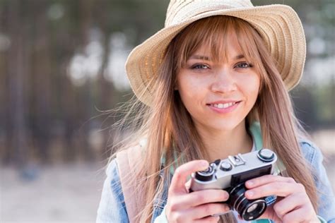 Retrato De Una Mujer Joven Sonriente Que Sostiene La C Mara En La Mano