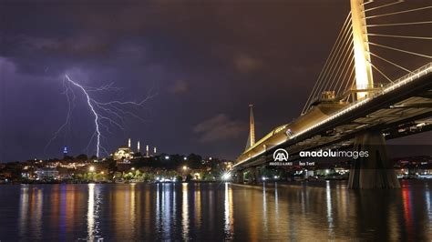 İstanbul da şimşekli sağanaklı gece Anadolu Ajansı