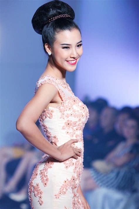 A hau Hoang Oanh Á Hậu Hoàng Oanh trở lại sàn catwalk