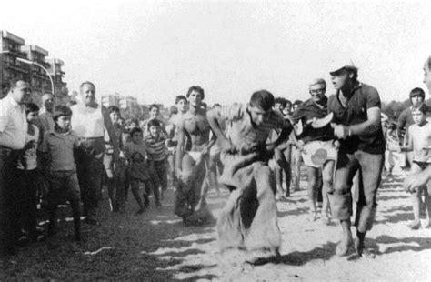 Corsa Dei Sacchi Lungo La Spiaggia Della Riviera Ringo Negli Anni