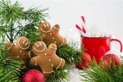 Galletas Sonrientes De Los Hombres De Pan De Jengibre En El Fondo