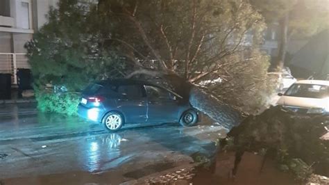 Maltempo Sicilia A Sciacca Auto Trascinate Dal Fango E Muri Crollati