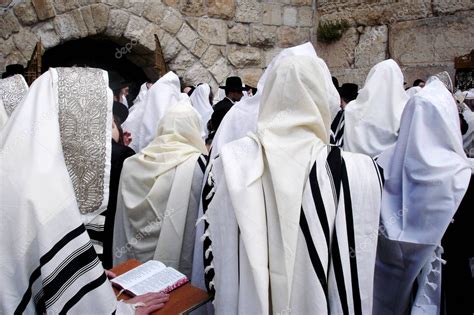 Hombres Jud Os Ortodoxos Rezan En El Muro Occidental De Jerusal N