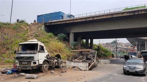 Caminhão despenca de viaduto no Anel Rodoviário de BH e motorista tem