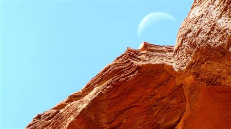 La Luna Menguante De Petra