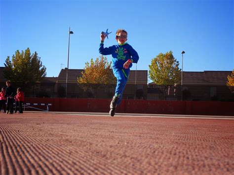 Pes Ceip Alces Sesi N En La Pista De Atletismo Con B