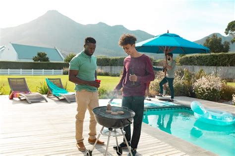 Amigos Multirraciais Masculinos Tomando Cerveja E Cozinhando Carne Na