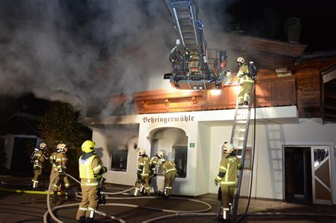 Brandereignis Feuerwehr rettet Person aus brennendem Haus in Söll