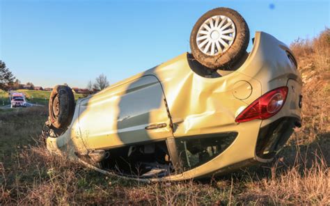 Auto überschlägt sich mehrfach Vier Verletzte nach Unfall in