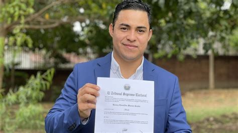 Henry Flores Recibe Sus Credenciales Como Alcalde De Santa Tecla Para