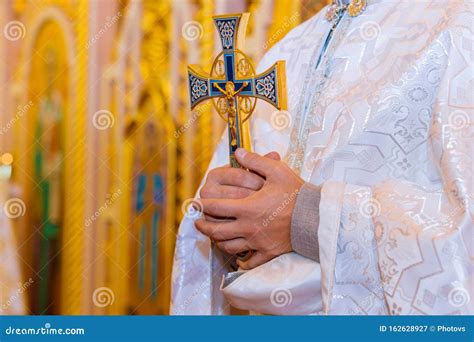 Sacerdote Ortodosso Stringe Con Una Croce In Mano Immagine Stock