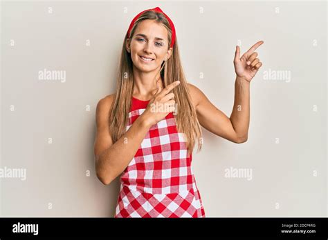 Jeune Femme Blonde Portant Un Tablier Boulanger Professionnel Souriant Et Regardant La Cam Ra