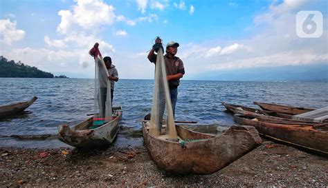 Potret Nelayan Tradisional Berburu Ikan Endemik Danau Singkarak Foto