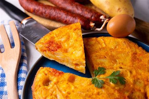 Omelete de batata espanhola chouriço receita de tapa tradicional