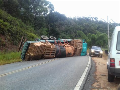 Caminh O Tomba E Bloqueia Estrada Em Duas Barras Jornal A Voz Da Serra