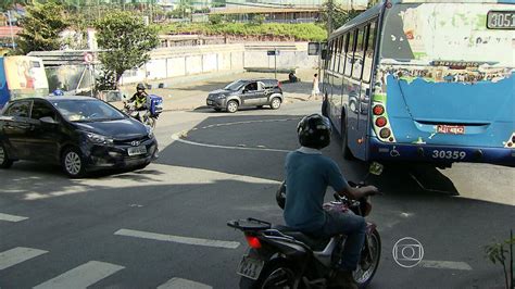 Motoristas desrespeitam regra de circulação em rotatórias de BH MG1 G1