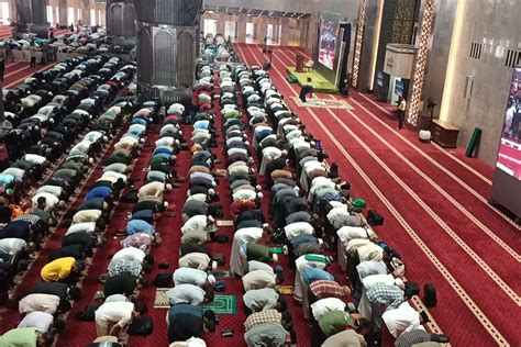 Masjid Istiqlal Gelar Sholat Gerhana Matahari Suasana Berlangsung