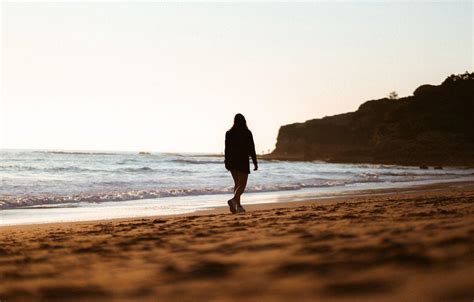 Walking Alone Beach Wallpapers - Top Free Walking Alone Beach Backgrounds - WallpaperAccess