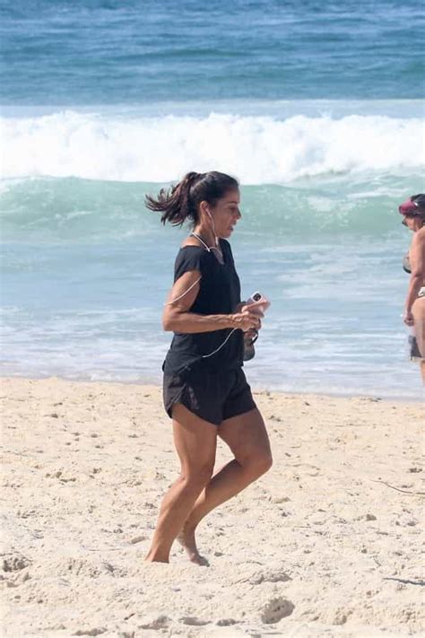 Mônica Teixeira curte dia de sol para correr pela praia do Leblon