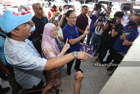 GE15 Dr Wan Azizah Receives Warm Welcome From Bandar Tun Razak