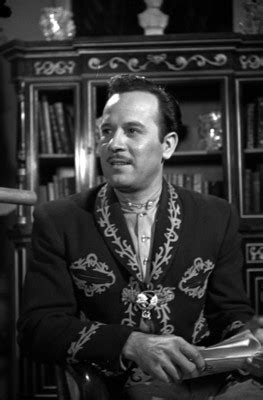 Pedro Infante vestido de charro aguarda sentado durante filmación de