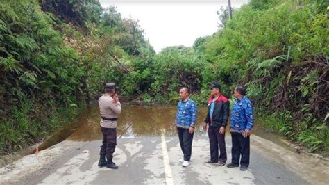 Jalan Alternatif Penghubung 2 Kecamatan Di Dairi Tertutup Longsor