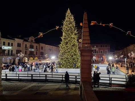 Marostica Natale Con Noi Con La Pista Di Pattinaggio Sul Ghiaccio