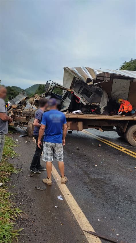 Grave Acidente Envolvendo Caminh O Ba E Carreta Deixa V Tima Fatal