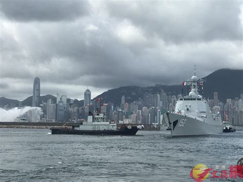 直播航母遼寧艦抵港 全城爭睹英姿 香港文匯網