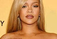 Rihanna Long Blonde Hair Side Part