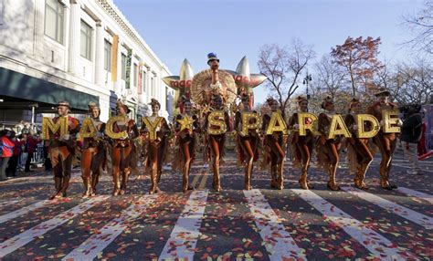 Con globos celebridades y Santa desfile del Día de Acción de Gracias