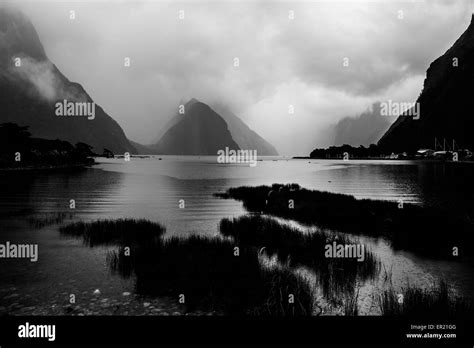 Milford Sound New Zealand Schwarzwei Stockfotos Und Bilder Alamy