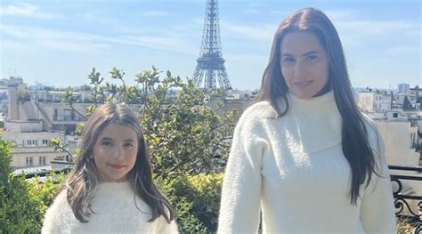 Deborah Secco Combina Look A Filha Maria Flor Em Viagem Para Paris