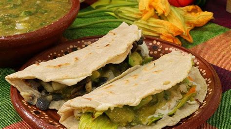 Quesadillas De Flor De Calabaza Y Huitlacoche Youtube