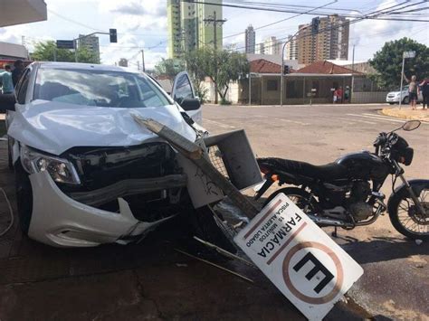 Motociclista é arremessado em acidente no Centro e atinge outra moto