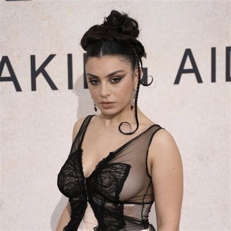 Chali Xcx En La Gala Amfar En El Festival De Cannes Alfombra