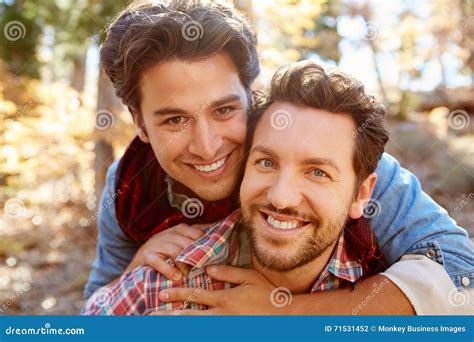 Ritratto Delle Coppie Maschii Gay Che Camminano Attraverso Il Terreno Boscoso Di Caduta