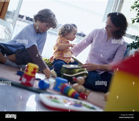 Piso tuerca niños jugar sentarse en el interior piso juguetes