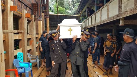 Suasana Haru Dan Isak Tangis Warnai Pemakaman Iptu Anumerta Paulus