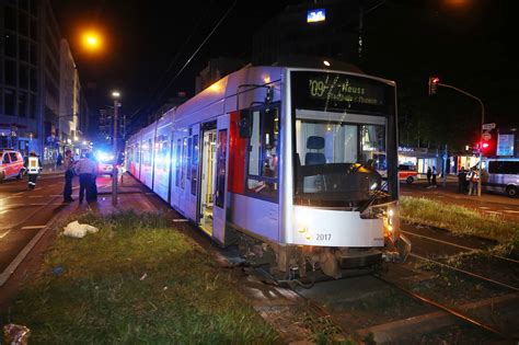 D Sseldorf Unfall Mit Stra Enbahn An Der Graf Adolf Stra E