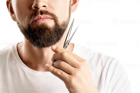 Man trimming his beard with a scissors 16289052 Stock Photo at Vecteezy