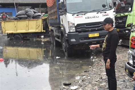 Anggota DPR Dedi Mulyadi Tangani Kubangan Air Di Terminal Truk Sampah