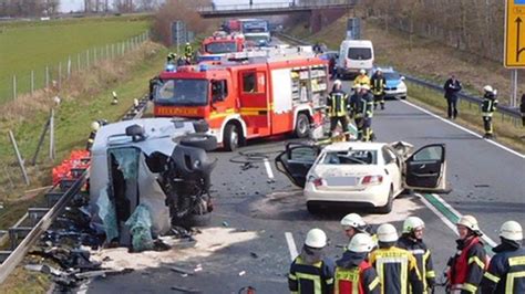 B Bei Gronau Taxi Rast In Gegenverkehr Zwei Tote Bei Unfall