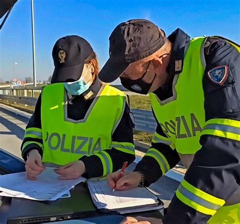 Guida Il Camion Con La Carta Tachigrafica Del Collega