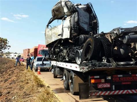 G Carretas Pegam Fogo Ap S Batida Em Mt E Motorista Morre