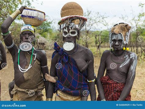 Mujeres De La Tribu De Mursi En El Pueblo De Mirobey Mago National Park