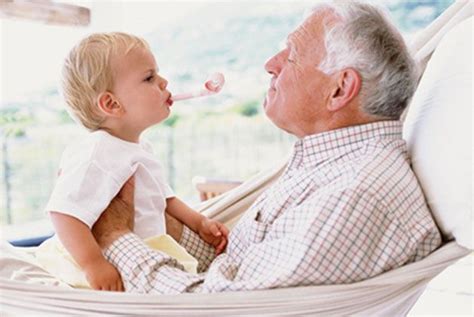 Los niños que crecen junto a sus abuelos serán más felices y seguros