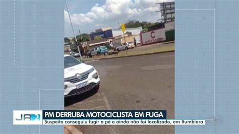 Motociclista é derrubado por viatura da PM durante perseguição se