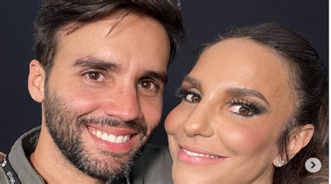 Daniel Cady posa Ivete e gêmeas no quarto dos sonhos delas